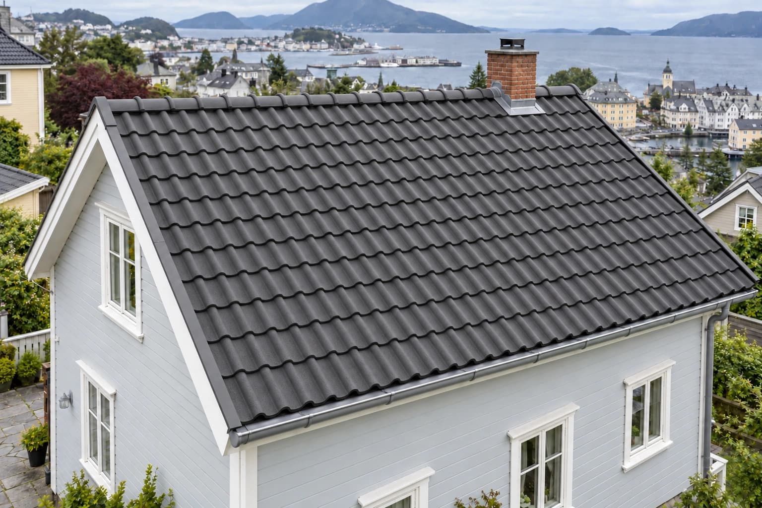 Ny tekking, møne og beslag er vist her. Åpne taket for å se lagene under.